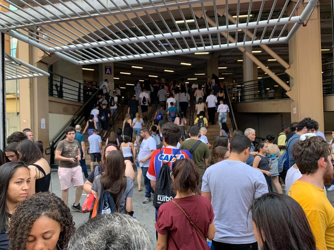 Acesso é liberado para candidatos pouco antes do meio-dia no campus da Uninove, na zona oeste da capital paulista