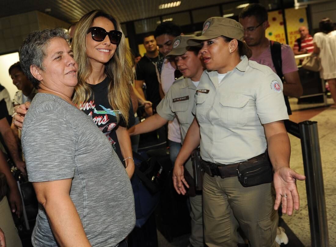 Ela foi muito atenciosa com os admiradores e tirou fotos ao lado deles

