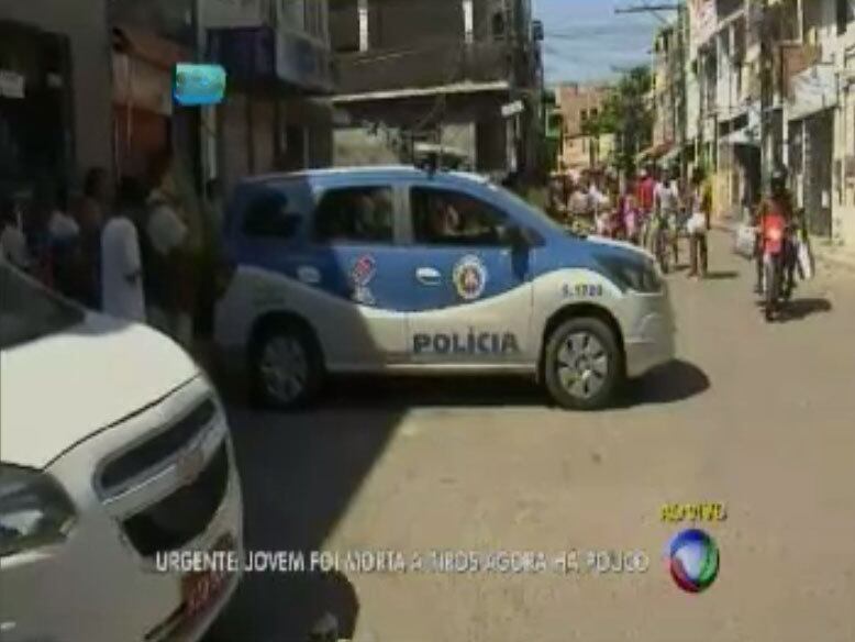 Uma guarnição está no local do crime