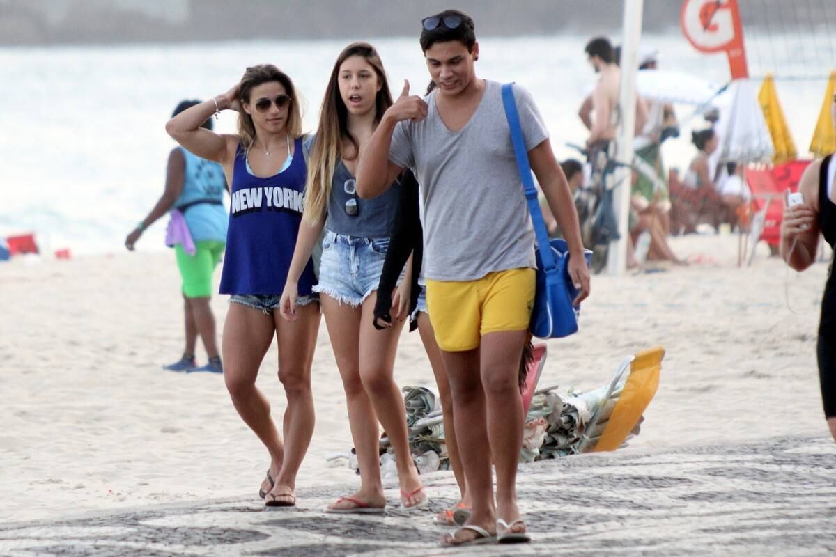 Jade Barbosa com amigos na praia do Leblon, Rio de Janeiro, neste sábado (14)