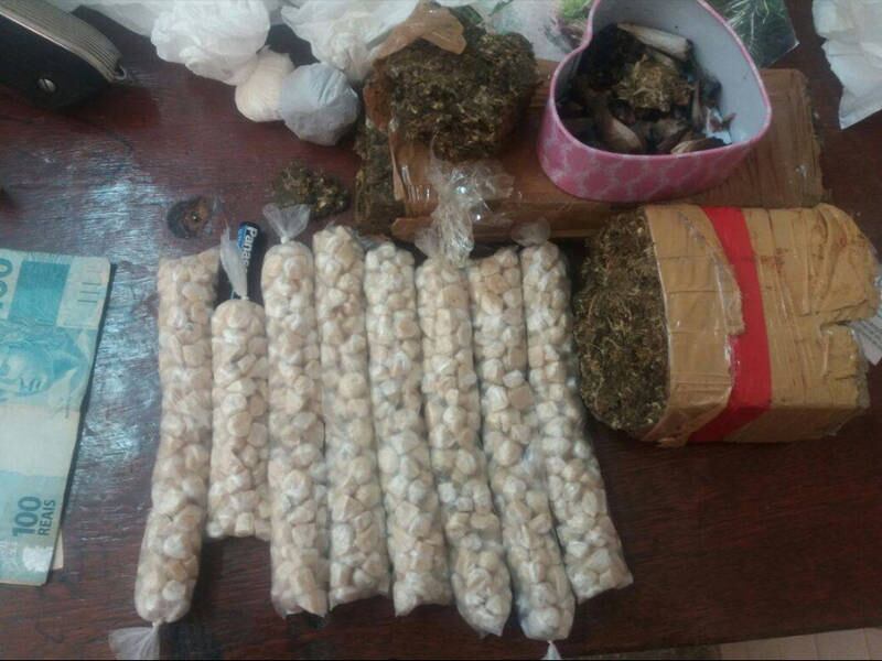 Segundo nota da 85ª
CIPM (Companhia Independente de Polícia Militar), na mesma cidade, duas
mulheres, cujas identidades não foram divulgadas, foram presas em flagrante por
furto que informaram a residência do traficante
