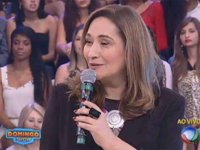 

– Eu acho
que é uma visão limitada e burra. É gente que precisa de rótulo para sentir que
tem opinião e como não tem argumento, fala qualquer coisa. Não vê, não assiste,
não acompanha, não tem o que discutir, porém, se aproveita quando alguém diz
algo forte. Parece um papagaio!



+ Aproveite e confira as matérias do programa Domingo Show

+ Já curtiu a página do Domingo Show no Facebook? É só clicar!

+ Siga o Domingo Show no Twitter e receba todas as notícias do programa