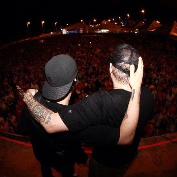 Champignon e Chorão eram parceiros dentro e fora dos palcos. Não se sabe ainda o motivo que levou o baixista do Charlie Brown Jr a se suicidar na última segunda-feira (9), mas a maior herança do músico já está gravada no repertório de quem conhece um pouco do rock nacional 

Veja também:

Funkeiros ganham até R$ 200 mil por mês e torram tudo com uísque, carrões e joias. Veja patrimônio

Amigo de Gusttavo Lima e Neymar, jovem bilionário gera revolta ao torrar com festas, carrões e gatas