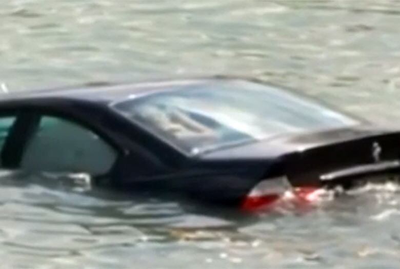 Uma tragédia também ocorreu com uma mulher que engatou a marcha errada do câmbio automático do  BMW Série 3: confundiu a primeira marcha com a ré 