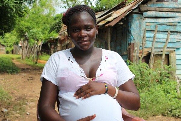 Aos 16 anos, Rosa estava nas últimas semanas de gestação, quando foi entrevistada pela Anistia Internacional, em junho deste ano. Ela também nasceu na República Dominicana, mas não teve o nascimento registrado. Seus oito irmãos e irmãs conseguiram se inscrever no programa de naturalização do país. No entanto, Rosa estava vivendo em outra Província na época e a família não conseguiu entrar em contato com ela. 

O fato Rosa não ter documentos significa seu filho também não será registrado. 

— Eu gostaria de continuar estudando e trabalhando. Gostaria que o meu filho tivesse um futuro melhor do que o meu

Apatridia: 10 milhões de pessoas vivem sem acesso aos direitos básicos por não terem nacionalidade
