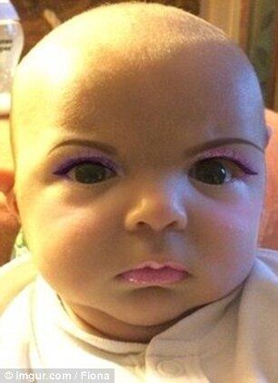 O resultado foi tão engraçado que ela decidiu postar as imagens em um site chamado Imgur e afirmou ter se divertido muito enquanto brincava com o bebê