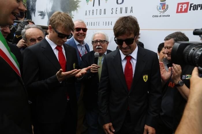 Em Imola na Itália, os pilotos da Ferrari Fernando Alonso (dir.) Kimi Raikkonen (esq.) prestaram homenagem ao brasileiro Ayrton Senna, morto em 1994

Fãs homenageiam Senna em São Paulo e no autódromo onde
ocorreu acidente
