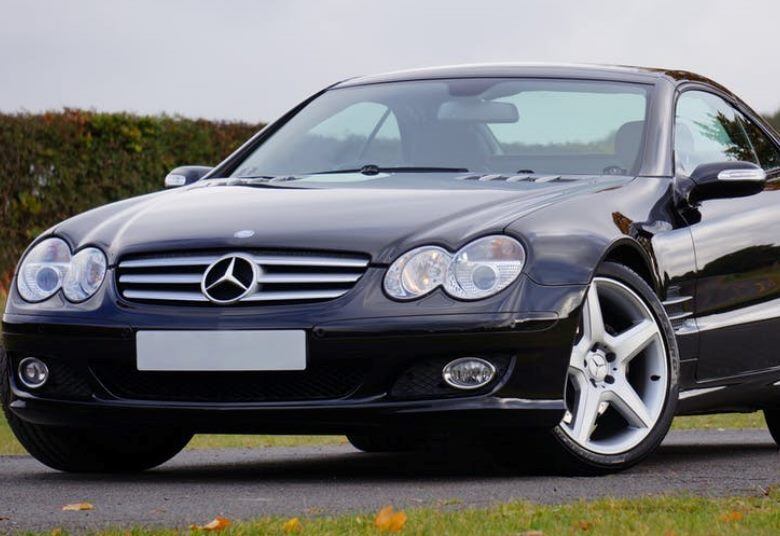 É melhor optar por todos
os pneus da mesma marca (VERDADE)


“De
preferência todos os pneus devem ser da mesma marca, porém é admissível ter até
duas marcas diferentes desde que se mantenha a mesma marca no mesmo eixo”,
explica o consultor.