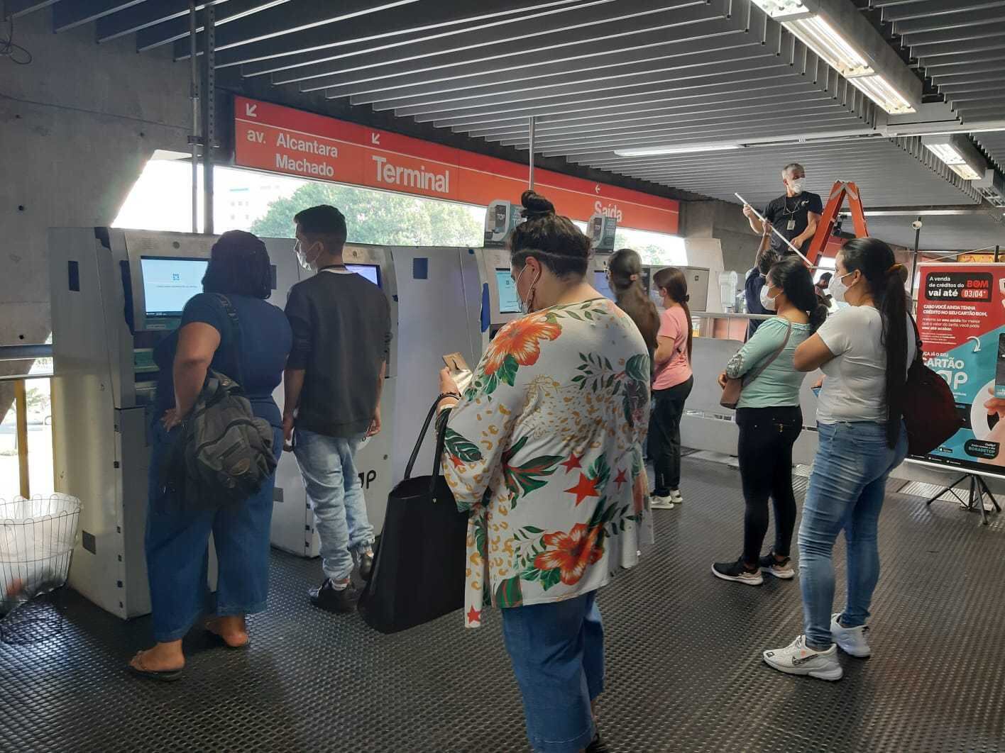 Segundo relato de alguns usuários, totens nas estações do Metrô e CPTM têm constantes falhas