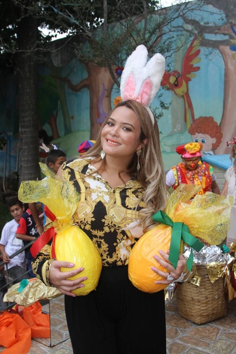 Karina Bacchi organiza superfesta com distribuição de ovos
