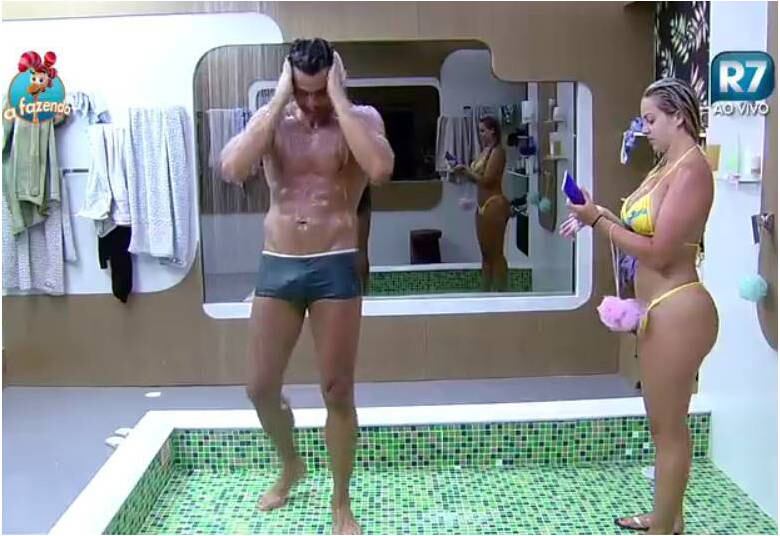 Quem
também dividiu o chuveiro da sede com Mantovani foi Veridiana Freitas. Apesar
de ter tido um affair com Marcelo Bimbi, a loira também desfrutou momentos
agradáveis no banho com JP

+ Cochilo embala fim de tarde dos peões em A Fazenda
+ "Tenho pena”, dispara Luka Ribeiro olhando para Douglas e Rayanne
+ Aguenta, coração! Relembre as emocionantes cartas de despedida deixadas pelos peões de A Fazenda

