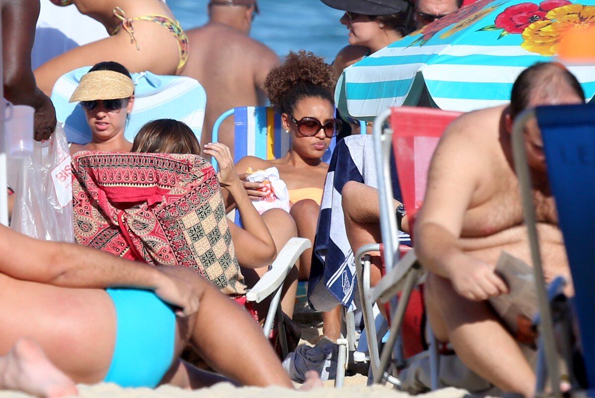 Sheron Menezes exibe corpão em dia de praia com os amigos no Rio de Janeiro