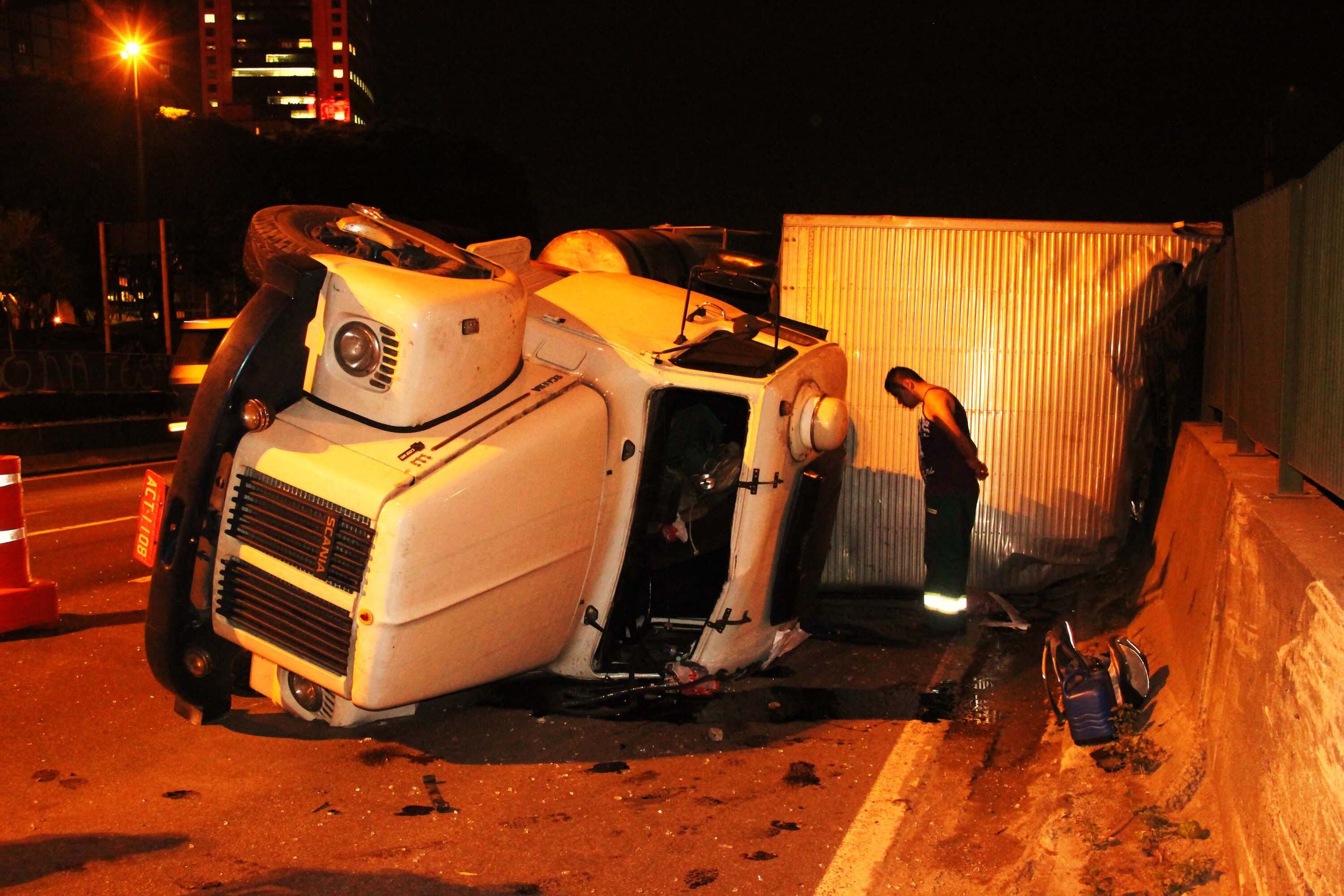 O acidente aconteceu na madrugada desta quarta-feira e já complicava o trânsito logo no começo do dia