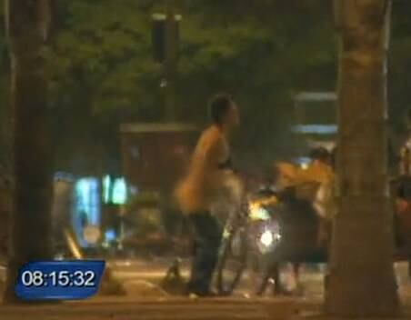 De acordo com telespectadores da TV Record Brasília, a mulher já teria ficado pela outras vezes em espaços públicos