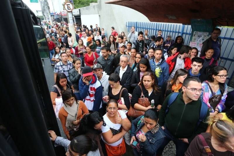 A situação dos ônibus também ficou complicada por causa da greve. Os pontos ficaram lotados nesta manhã