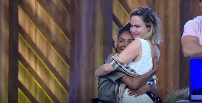 Na primeira atividade do reality, a peoa ganhou um carro 0 km de Luane Dias. Apesar do prêmio, Ana declarou que vai deixar o automóvel para a youtuber, que virou uma de suas aliadas no jogo 