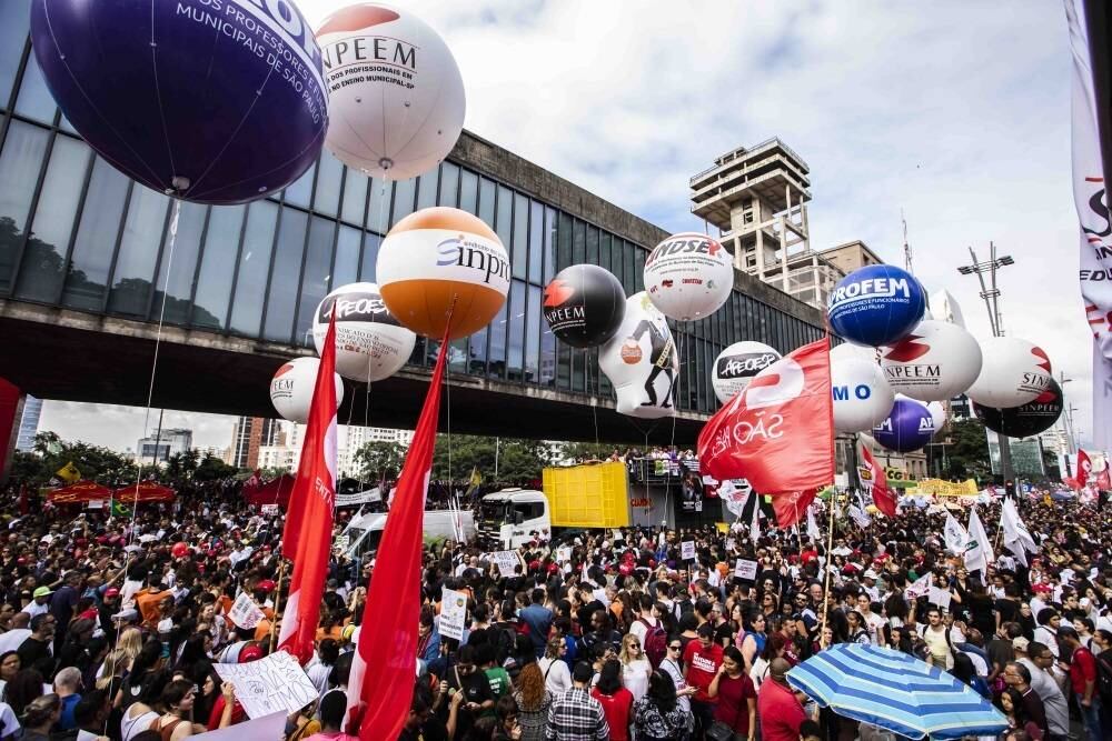 Manifestantes na Paulista contra cortes na Educação