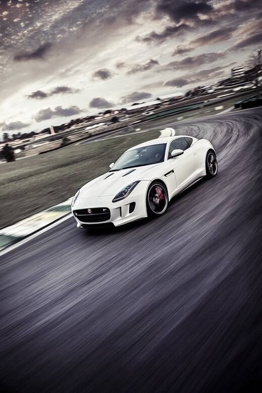 Sucessor espiritual do E-Type, carro mais emblemático da história da Jaguar, o F-Type já é comercializado no Brasil desde agosto de 2013 na versão conversível. Mas caberá ao cupê, que acaba de chegar às lojas, a missão de intimidar os esportivos tradicionais, especialmente o Porsche 911, apontado pela própria marca felina como seu maior rival. Tal empreitada ficará a cargo da "envenenada" versão R, com o motorzão 5.0 V8 Supercharger de 550 cv