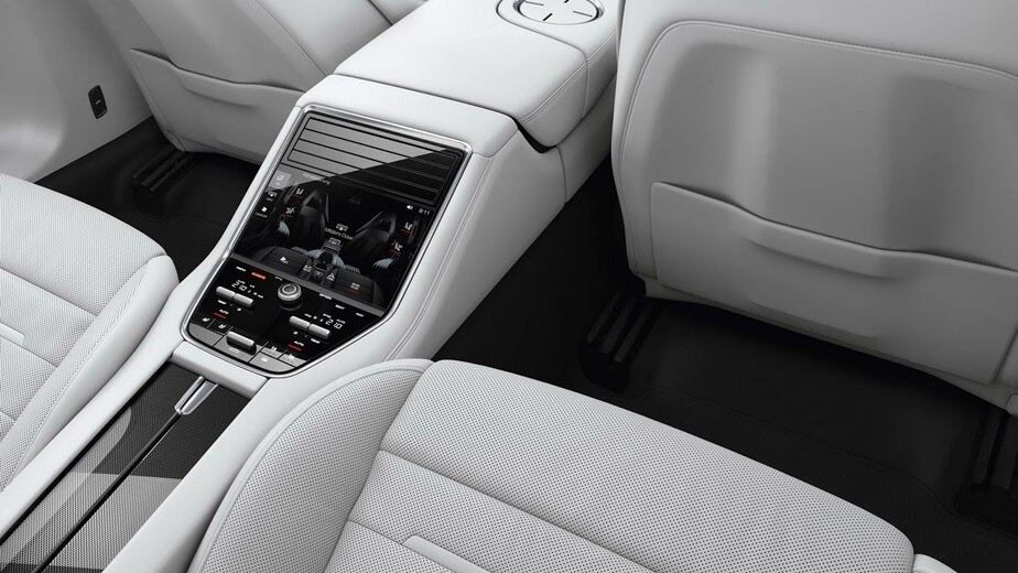Os passageiros que viajam atrás também não foram esquecidos no Panamera 2017. Um grande visor, também sensível ao toque, serve de controlador para as funções climáticas e sonoras, além dos bancos ajustáveis