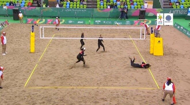 Vôlei de praia: Karina alega que praticar esse esporte durante uma hora tem a capacidade de queimar 400 kcal. A atividade é capaz de queimar calorias a partir dos movimentos, que consomem energia