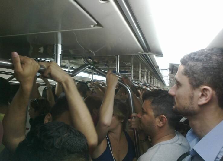 O problema gerou superlotação nas composições