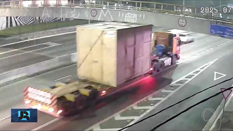 Caminhão que transportava máquina de 13 toneladas atinge passarela na zona sul de SP