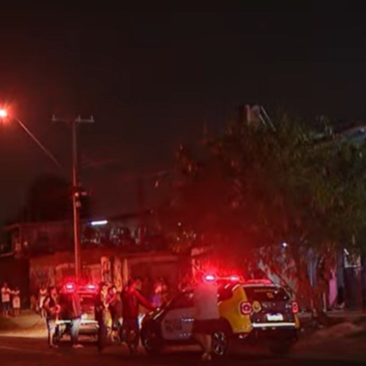 Dupla é assassinada a tiros em frente a um bar, em Curitiba