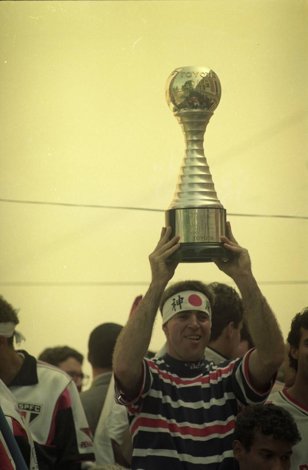 Zeeeeeeeti. Nos anos 90, não havia uma criança são-paulina que
não se imaginasse narrando a própria brincadeira e fazendo defesas como a muralha
do Tricolor. Como 426 jogos pelo São Paulo, Zetti viveu sua melhor fase no
clube e foi o responsável direto pela classificação ao Mundial – na final da
Libertadores de 1992, contra o Newell's Old Boys, o goleiro defendeu o pênalti
de Gamboa que deu o título ao Tricolor.  Se
aposentou em 2001 e passou a trabalhar como técnico e comentarista de futebol