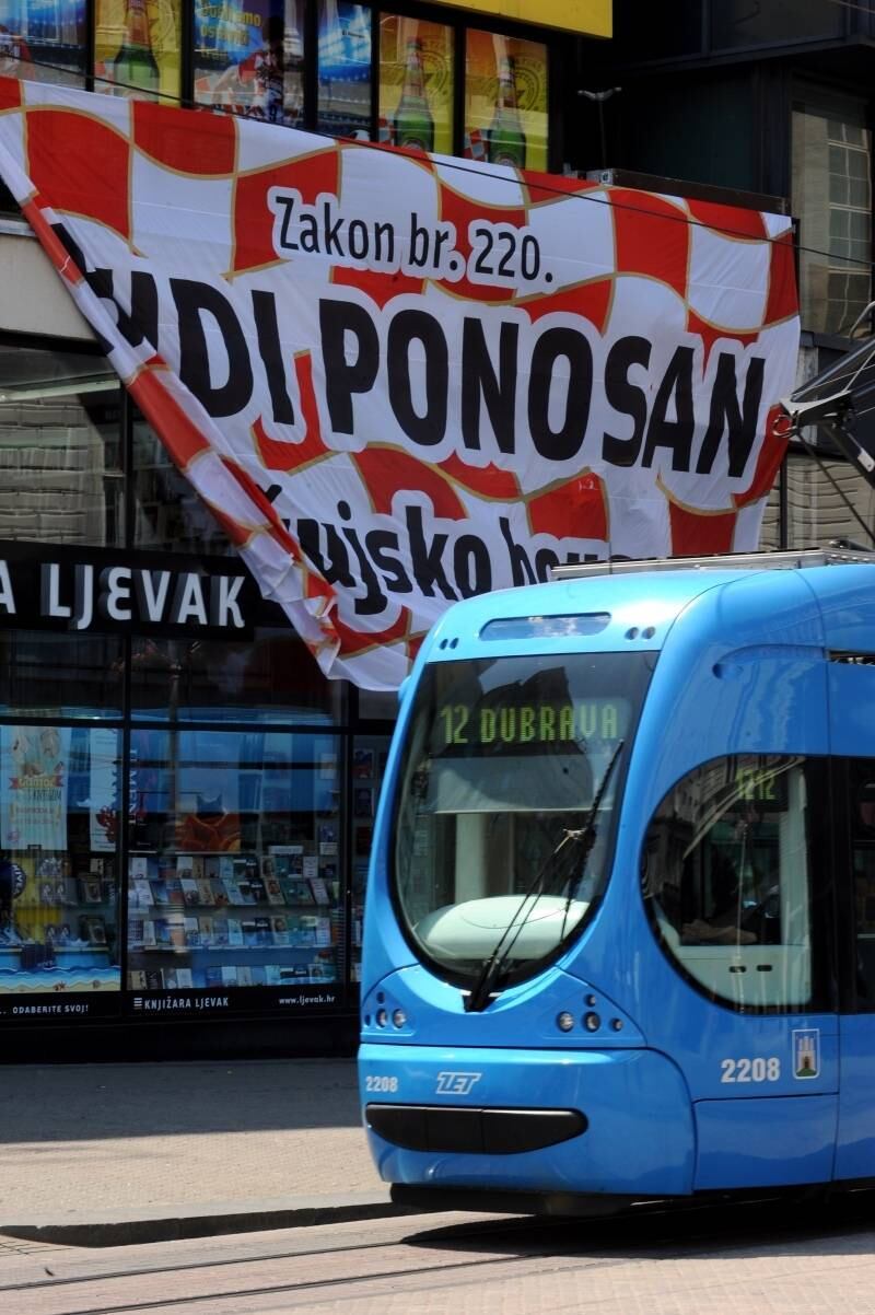 

Zagreb, capital croata,
tem um cartaz gigante com as cores do país em que se lê “Tenham orgulho”

