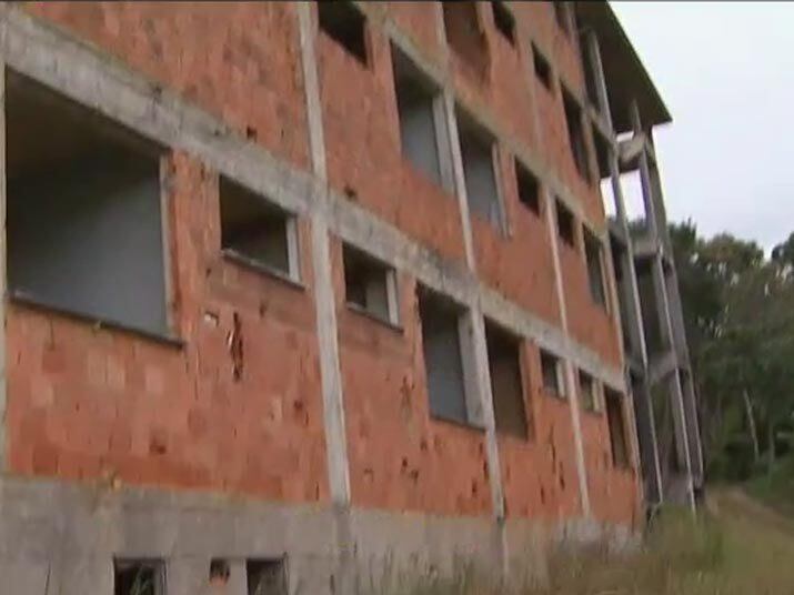 De acordo com a reportagem, o assassinato teria como motivo o crime de abuso sexual. A Polícia acredita que o pai violentava a moça. A mãe e o irmão sabiam, mas não denunciavam. Por conta do surgimento de um namorado, com medo de ter o segredo revelado e ser preso, o pai resolveu matar a própria filha. Veja na reportagem