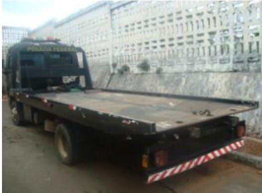 Esse caminhão Ford Cargo 815, com mecanismo operacional, ano 2000/2001, podia ser arrematado por R$ 12 mil — o lance mínimo