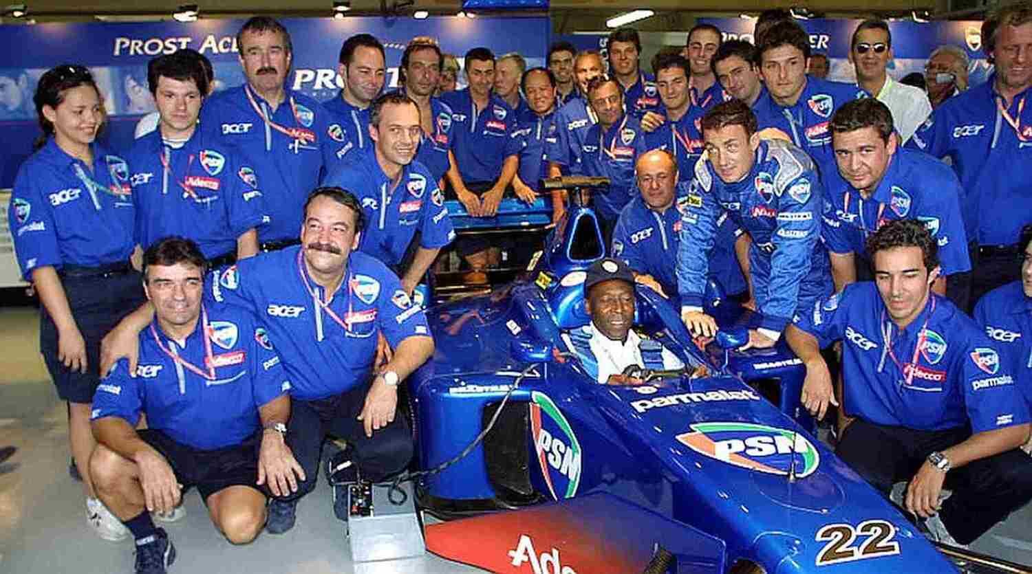 No GP do Brasil daquele ano, Pelé chegou a sentar no carro do francês Jean Alesi, o outro piloto da equipe