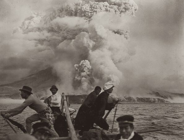 Vulcões são fenômenos naturais bonitos e perigosos ao mesmo tempo. Pensando nisso, a National Geographic reuniu as imagens mais belas e perigosas de erupções da história. Em ordem cronológica, a primeira escolhida foi a do vulcão Sakurajima, no Japão, que causou uma das piores tragédias na história do país, sendo ainda o mais ativo do planeta