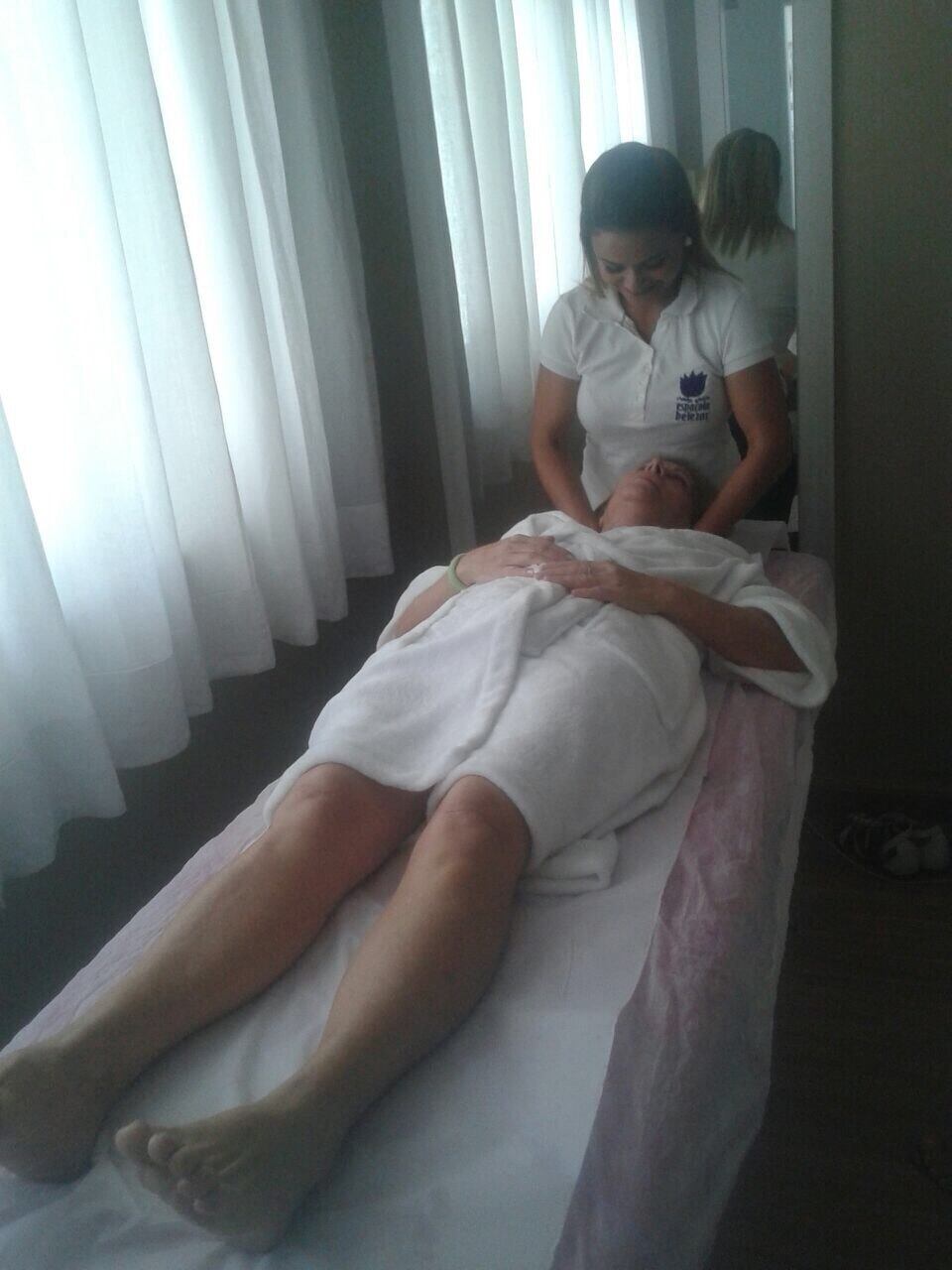 Até a sogra de Laura teve direito ao dia de princesa. A massoterapeuta do espaço InBelezar, Lilian Jales, explicou:

— Aqui, a sogra
também tem massagem relaxante, afinal, elas também ficam ansiosas para o grande dia
dos filhos também
