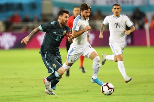 Vina disputa bola com Messi em amistoso