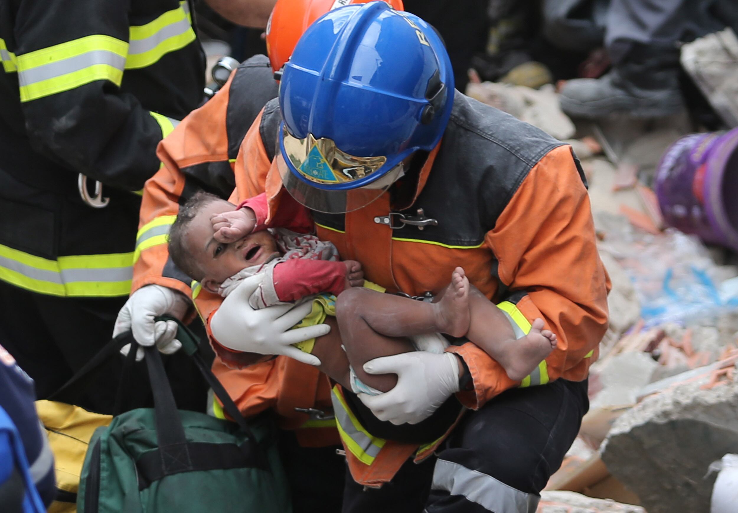 Bebê de 1 ano e 3 meses, foi resgatado ileso, após a explosão