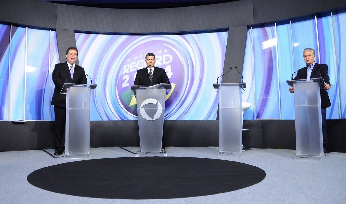 A TV Record e o R7 DF realizaram, neste sábado (27), o primeiro debate televisionado entre candidatos do Distrito Federal ao Senado. Foram convidados os três políticos mais bem colocados nas pesquisas de intenção de votos, mas o líder dos índices não quis participar
