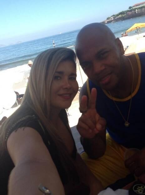 Grace Kelly está pegando o Flo Rida
Grace Kelly, a Mulher Maçã, está ficando com rapper Flo Rida, que está em Copacabana, no Rio de Janeiro.  As informações são do jornal Extra, desta quinta-feira (16). A funkeira divulgou no Twitter uma foto em que os dois aparecem cheios de intimidade. No passado, a Mulher Maçã chegou a ter um affair com Snoop Dogg
