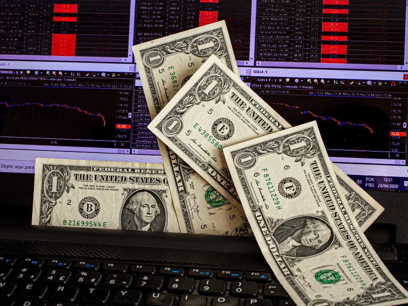 Dólar cai ante real e Bolsa opera em alta no início desta quarta-feira (23)