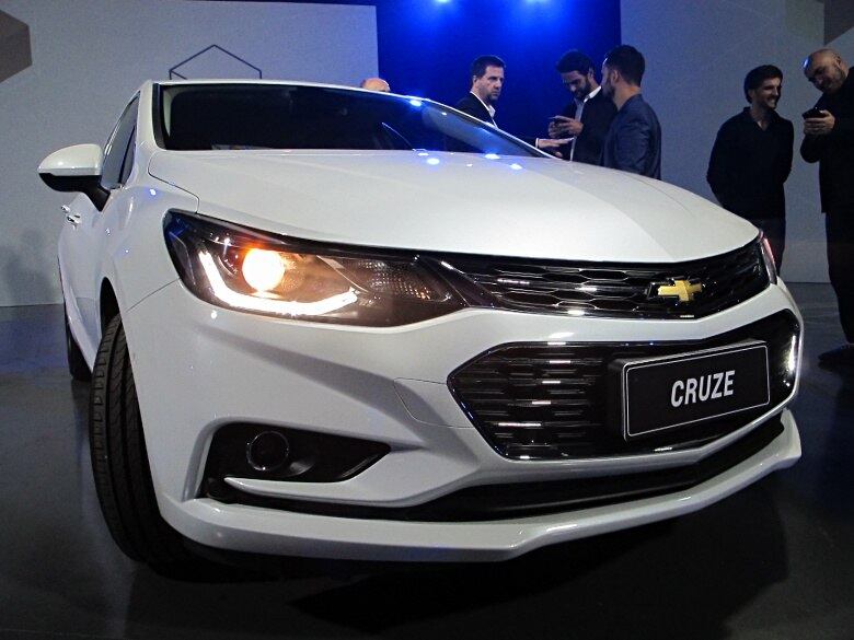 Esta é a segunda geração do Chevrolet Cruze, lançado mundialmente em 2008, no Salão de Paris. No Brasil, o sedã estreou em setembro de 2011 para suceder o Vectra, com produção local na fábrica de São Caetano do Sul (SP)
