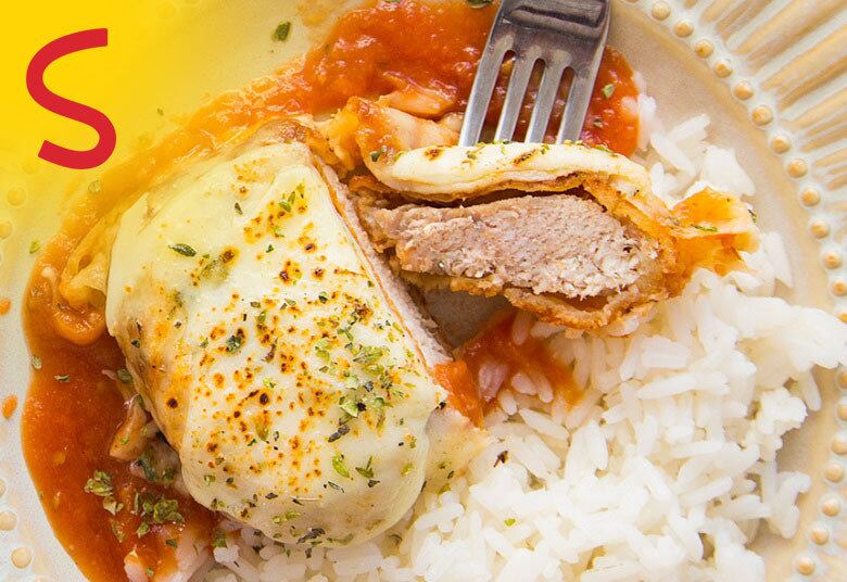 O clássico parmegiana não pode ficar de fora dessa lista! Um
dos pratos mais presentes no dia a dia dos brasileiros tem uma versão especial
com os cortes suínos: a pork parmegiana! Preparada com medalhões de filé mignon
suíno Sadia, esse prato fica ainda mais saboroso e, graças ao corte já
perfeito, ainda mais fácil de preparar. Que tal fazê-lo hoje? Veja
a receita completa