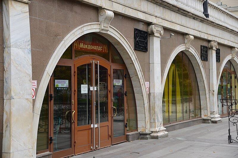 O grupo americano de fast-food McDonald's, que fechou seus estabelecimentos na Rússia no início de março, anunciou na segunda-feira (16) que vai abandonar o país e venderá todas as suas operações, devido à invasão da Ucrânia