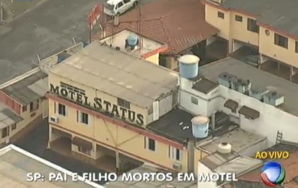 A mulher da vítima chegou a acionar a
polícia, mas quando estava fazendo o Boletim de Ocorrência de desaparecimento, no
63º Distrito Policial, foi informada das mortes. De acordo com ela, os dois eram casados há 11 anos. A mulher contou à polícia que o marido não era violento e que usava drogas há seis anos. 

A Polícia Civil ainda não sabe
dizer se o que ocorreu foi um duplo homicídio ou um homicídio seguido de
suicídio. Foi apurado ainda que o homem era foragido da Justiça