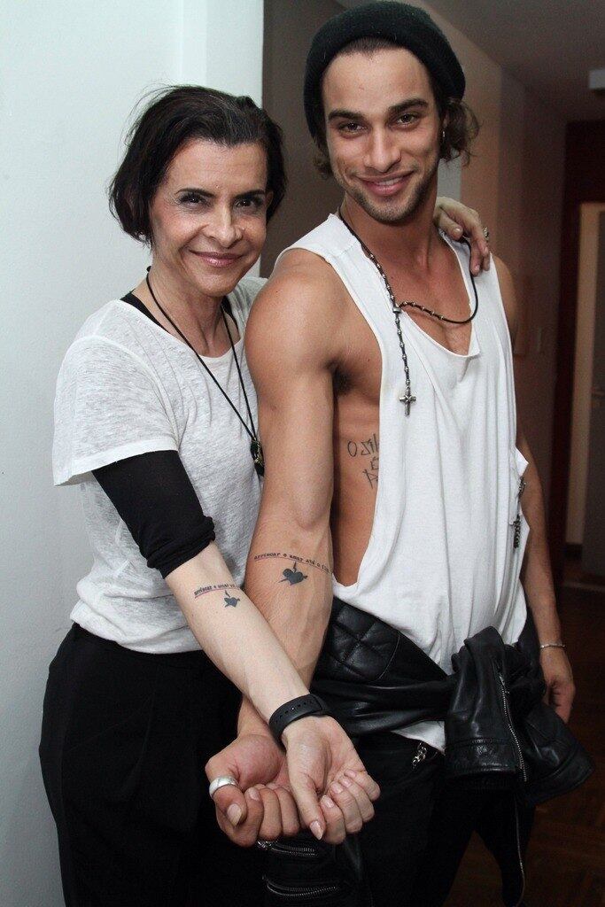 E exibiram uma tatuagem igual