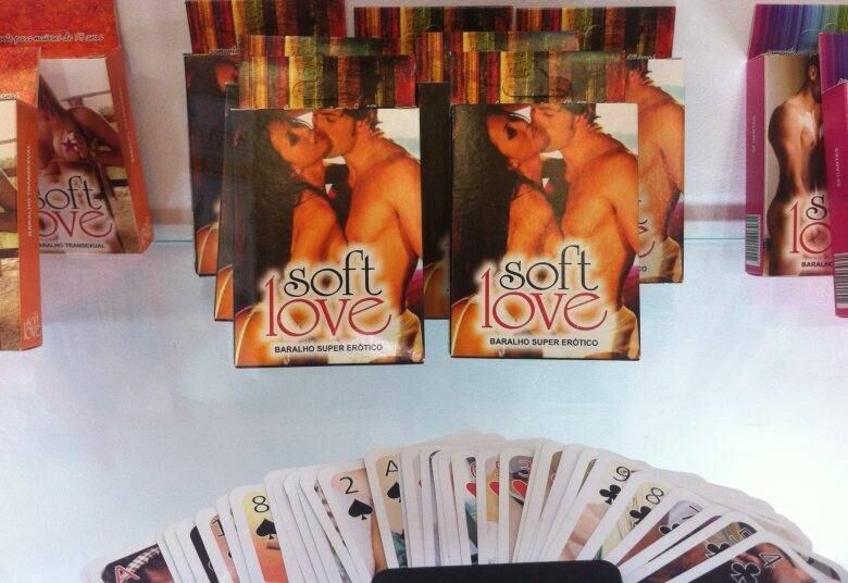 Além dos cosméticos, a feira também tem outros brinquedos eróticos para o casal que procura uma diversão, como esse baralho (foto), que custa R$ 3,22. No ano passado, a Erótika Fair recebeu cerca de 32 mil visitantes
