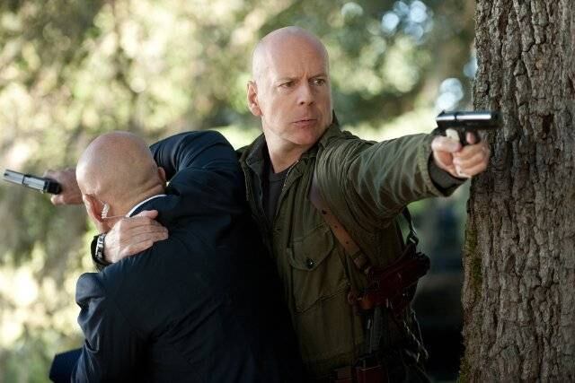 Bruce Willis é um dos queridinhos dos filmes de ação e já
protagonizou diversos longas marcantes. Mas nos últimos tempos, o ator tem se
esforçado em desagradar seus fãs. Duro de
Matar: Um Bom Dia Para Morrer, lançado em 2013, foi considerado um verdadeiro
mico. Além disso, sua participação em Os
Mercenários 3 foi cancelada por que Willis pediu 2 milhões de dólares por
apenas três cenas. O caso foi exposto por Sylvester Stallone e o ator ficou mal
falado entre as estrelas da ação