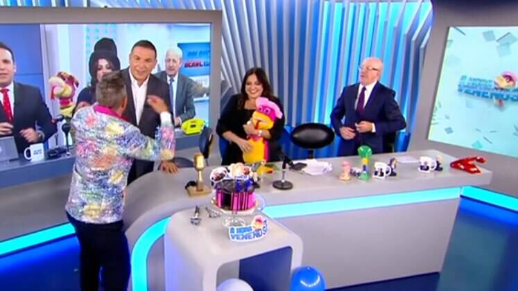 A jornalista ainda aproveitou para agradecer a parceria dos seus companheiros no quadro e disse que sem eles não teria conseguido. É claro que o Garçom do Balanço teria que participar também e chegou com um bolo para cantar parabéns e representar a data importante. 

Fique ligado no Balanço Geral para não perder nenhum episódio de A Hora da Venenosa. O programa vai ao ar de segunda a sexta, às 11h50; e aos sábados, às 13h, na RECORD.