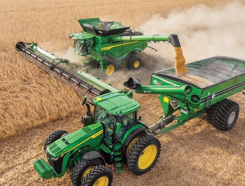 Trator 7M e colheitadeira X9, lançamentos da marca John Deere na Agrishow 2023 – 28ª Feira Internacional de Tecnologia Agrícola em Ação, realizada em maio em Ribeirão Preto, SP. Divulgação / John Deere