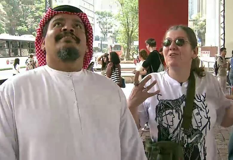 Sempre trocando provocações e indiretas, os dois não escondiam a insatisfação de terem que dividir o mesmo teto. Apesar de tudo, eles decidiram fazer um passeio por São Paulo e visitar um museu. Uma péssima ideia!