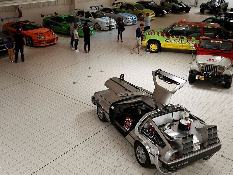 Carros distribuídos no hangar para visitação